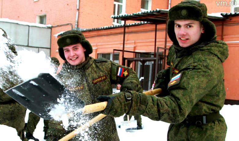Справиться со снежной стихией в районе помогли бойцы Семеновского полка