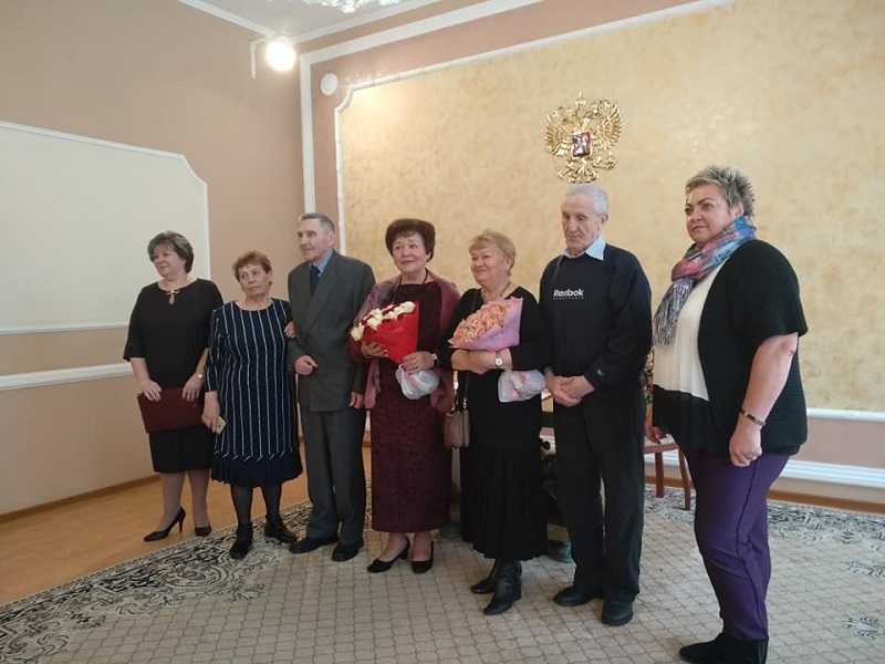 Юбиляров супружеской жизни поздравили в Даниловском районе