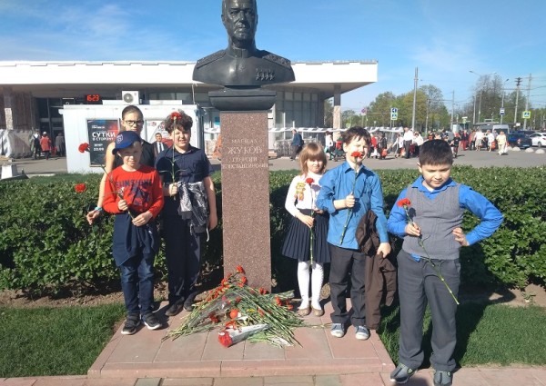 возложение цветов к памятнику Г.К. Жукову