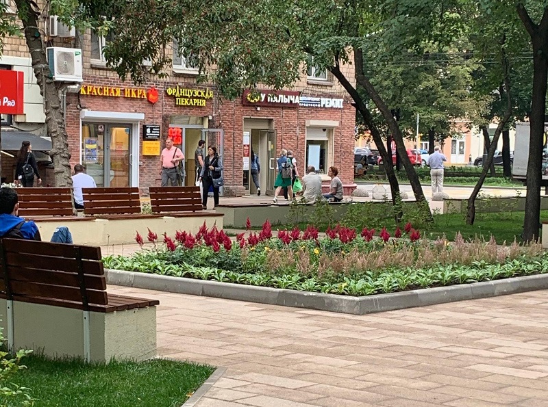В Даниловском районе ведутся работы по благоустройству сквера рядом с метро Автозаводская