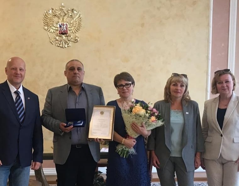 муниципальные депутаты поздравили супружескую пару из Даниловского района