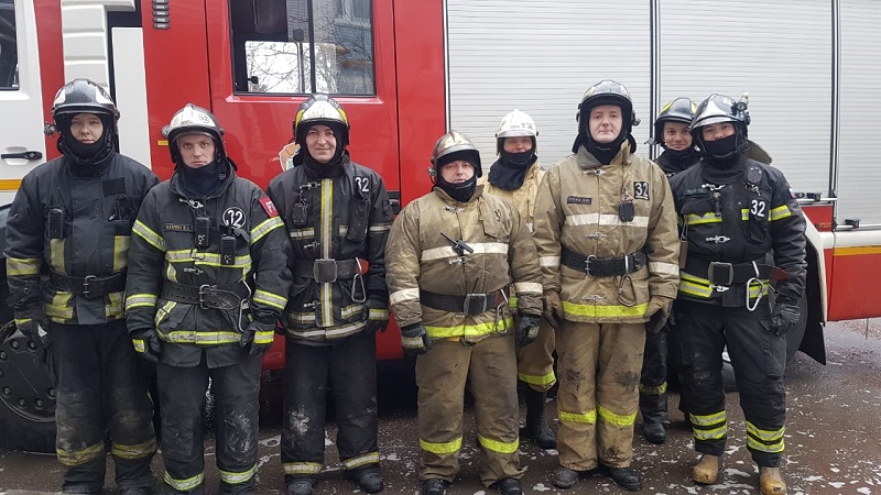 Пожарные ЮАО спасли трех людей на пожаре в ЧертановоПожарные ЮАО спасли трех людей на пожаре в Чертаново