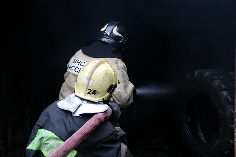 Пожарные ЮАО спасли человека с крыши горящих гаражей