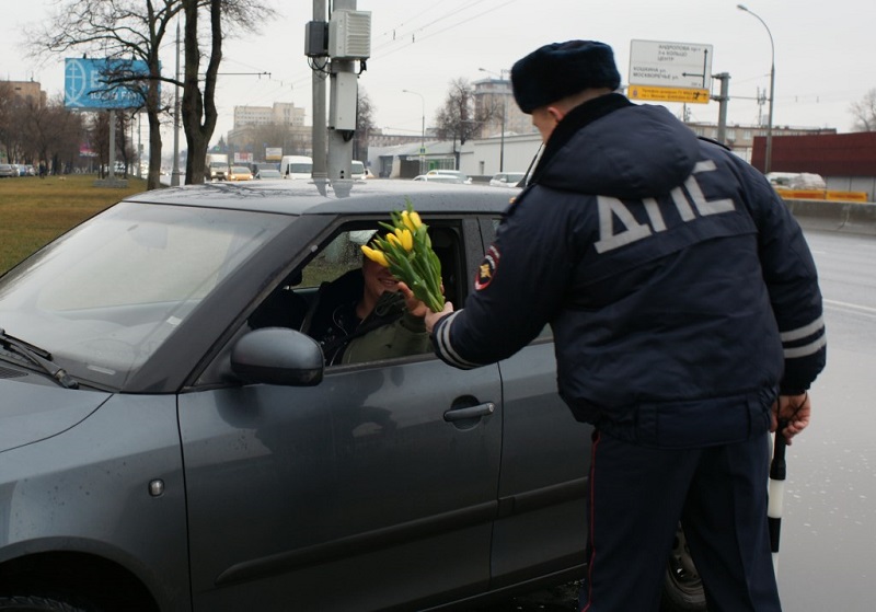 УВД по ЮАО провели акцию «Цветы для автоледи».