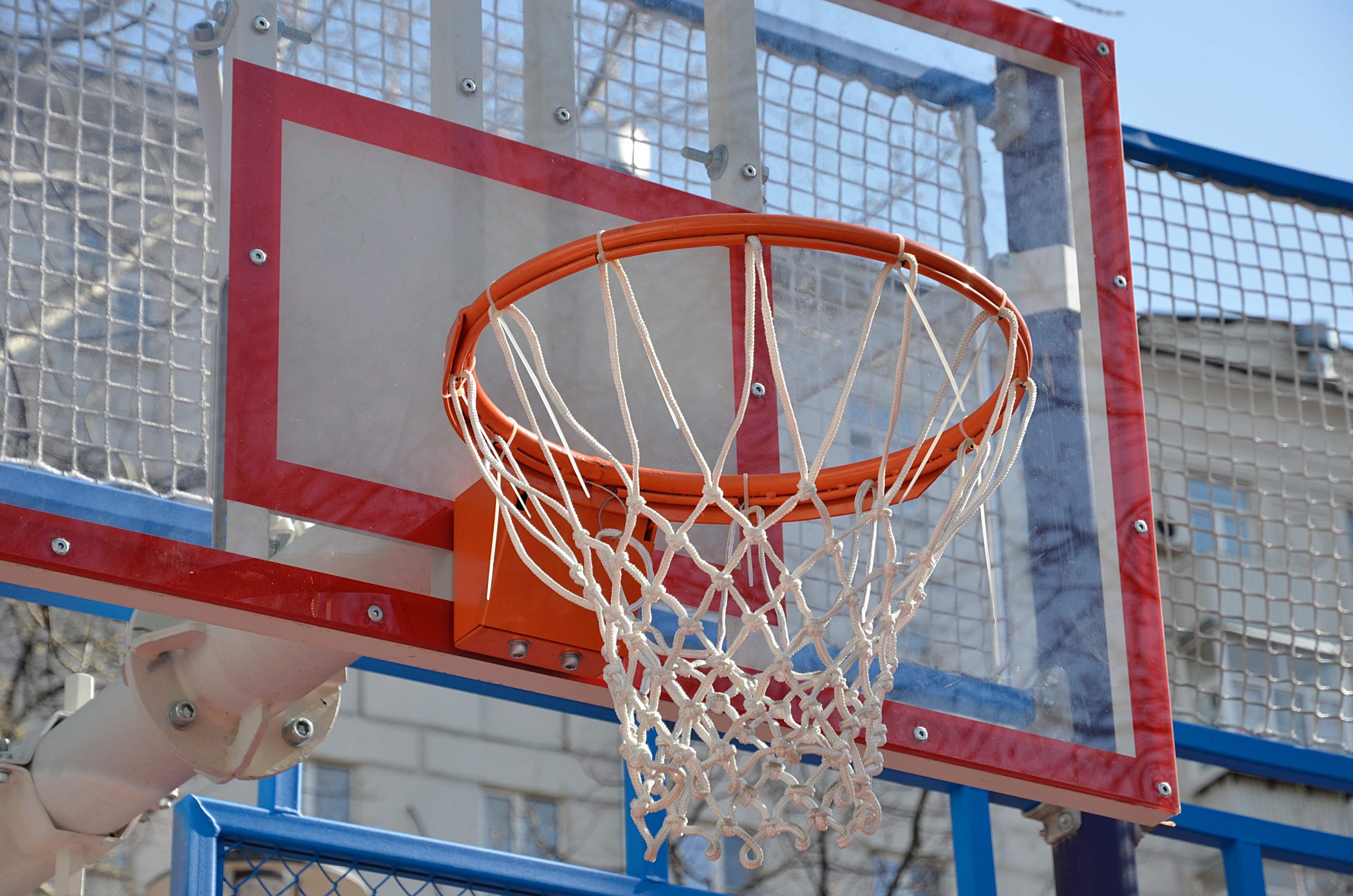 На территории Даниловского района жители могут поиграть в баскетбол на открытой площадке. Фото: Анна Быкова, «Вечерняя Москва»