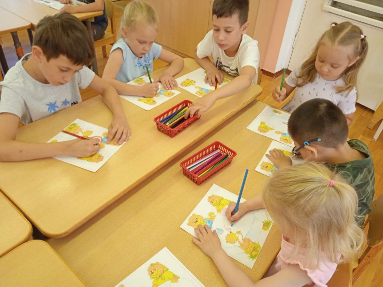 Сотрудники школы №1257 провели неделю русских сказок для детей. Фото: страница школы №1257 в социальных сетях