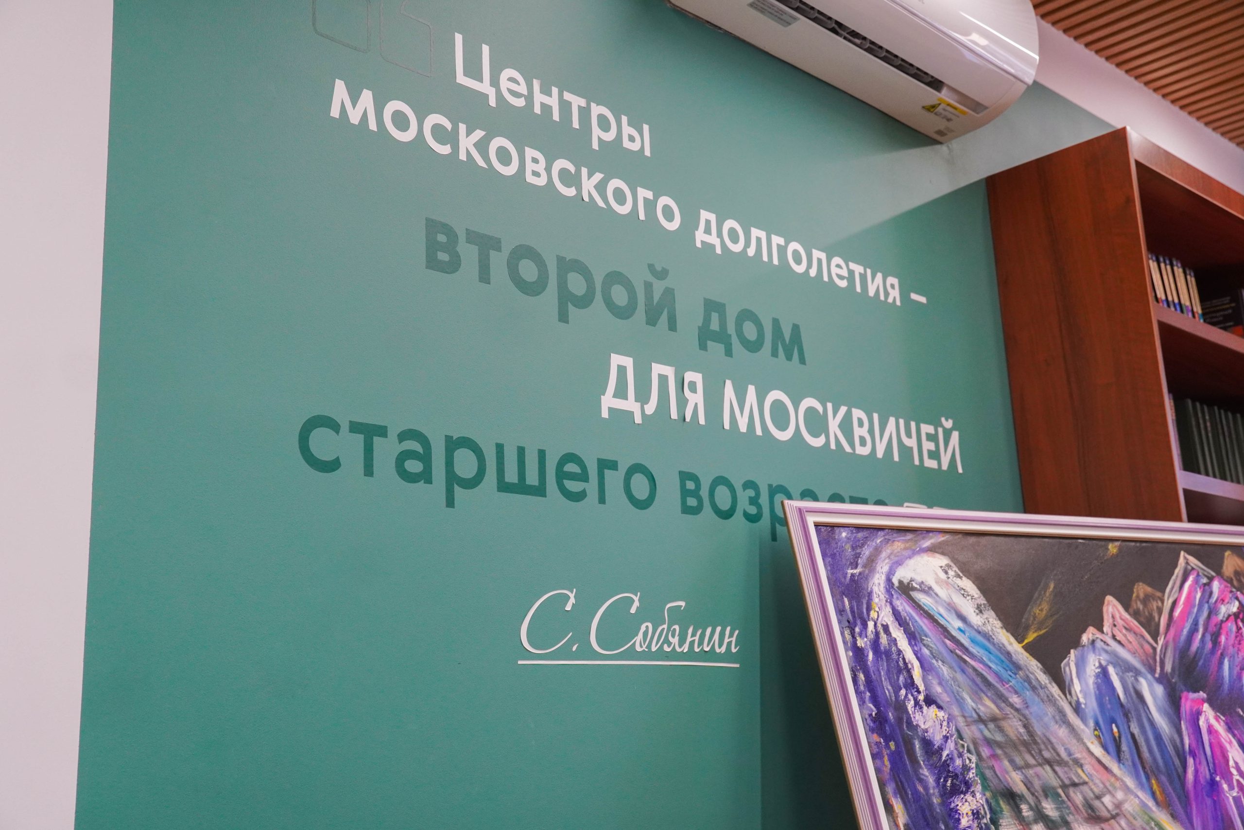 Сотрудники ЦМД «Даниловский» пригласили местных жителей на кинопоказ. Фото: Ксения Догонашева, «Вечерняя Москва»