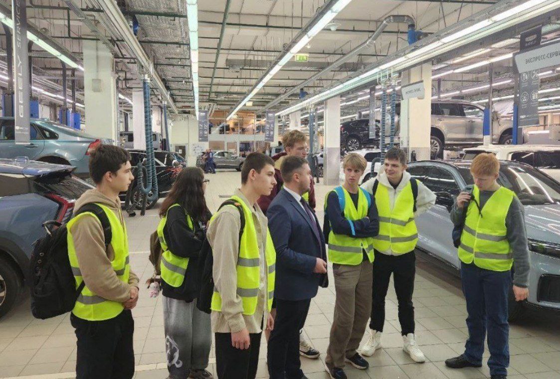Экскурсии для первокурсников МТК имени Ивана Лихачева проходят в профильных организациях. Фото: страница Московского технологического колледжа имени Ивана Лихачева в социальных сетях