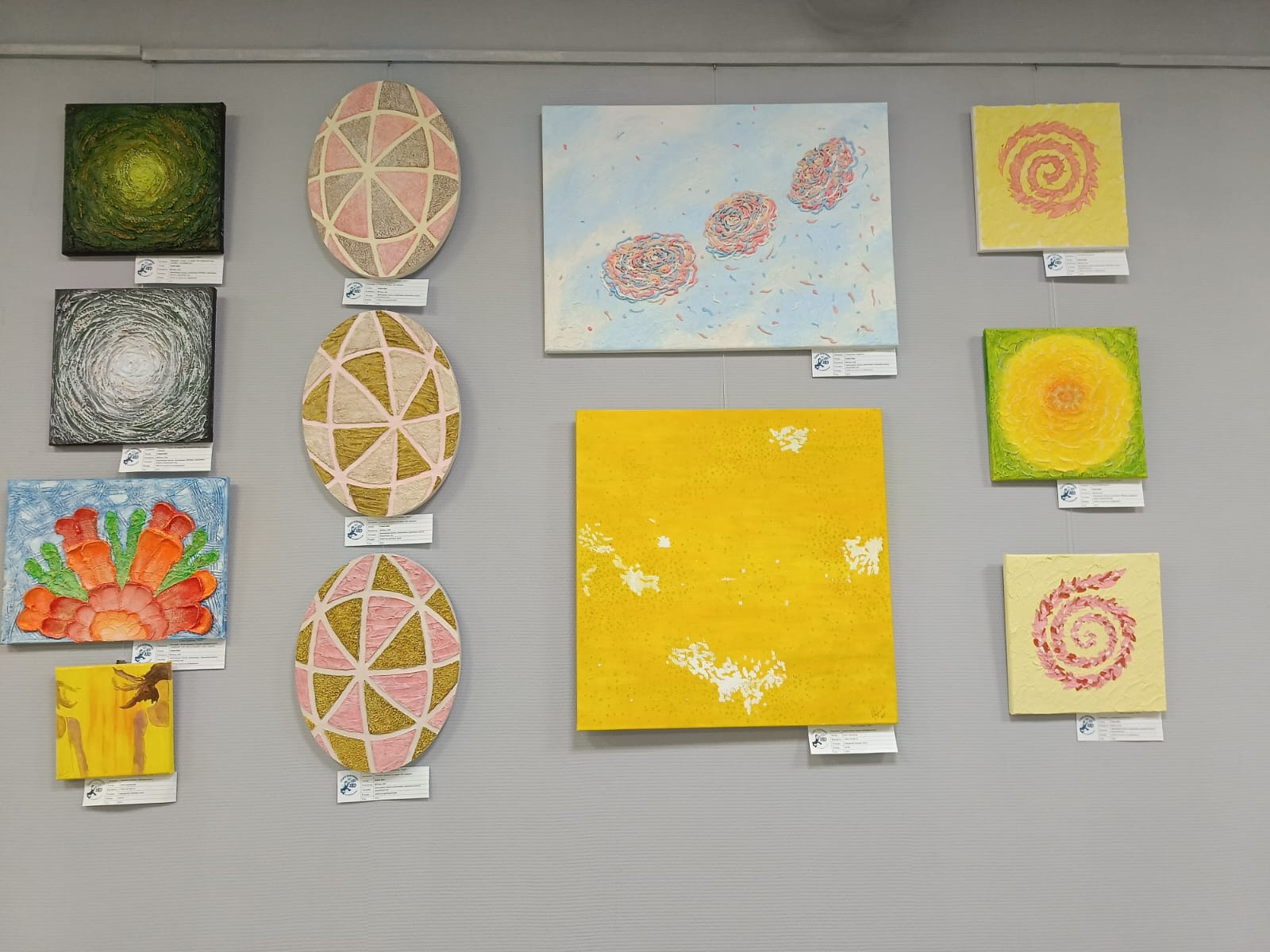 Выставка «От абстракции к символу: диалог форм и значений» проходит в библиотеке №163. Фото: страница библиотеки №163 в социальных сетей