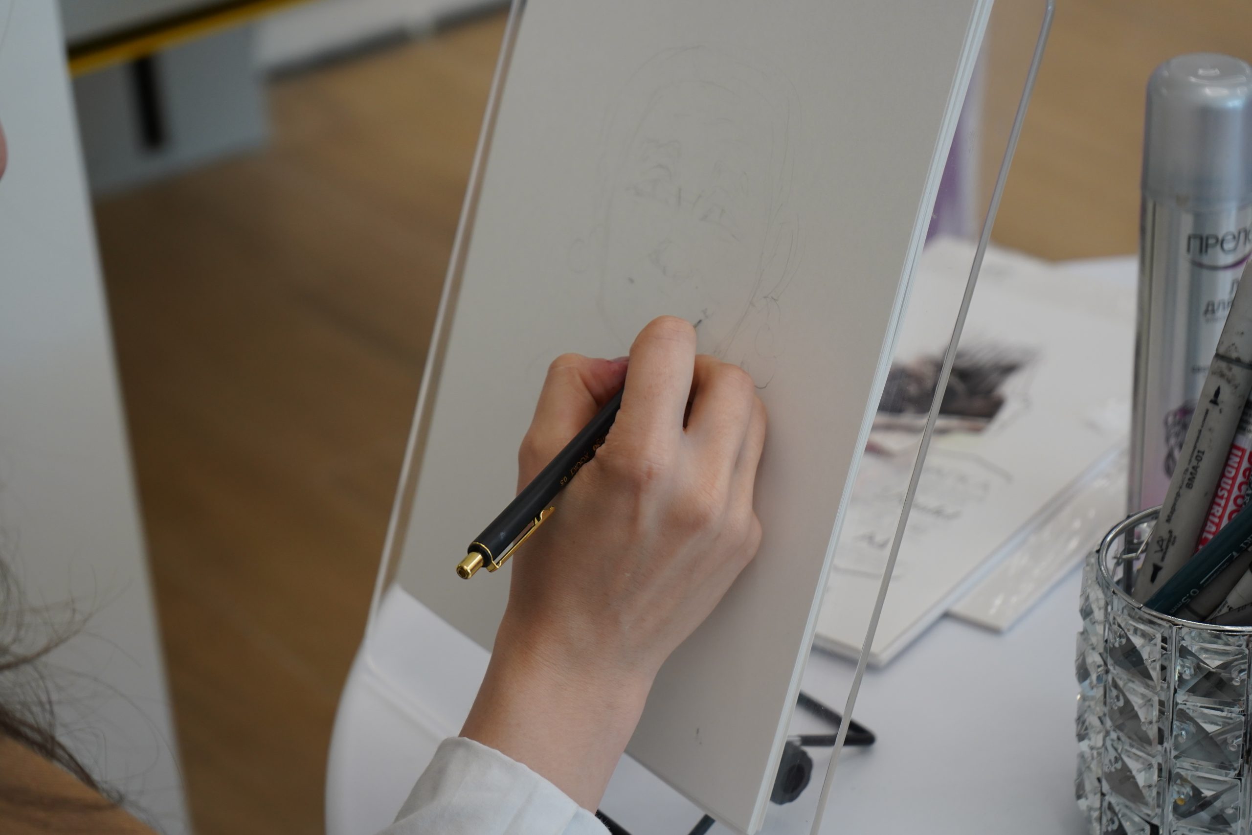 Студентка Техникума креативных индустрий имени Леонида Красина приняла участие в выставке. Фото: Анна Быкова, «Вечерняя Москва»