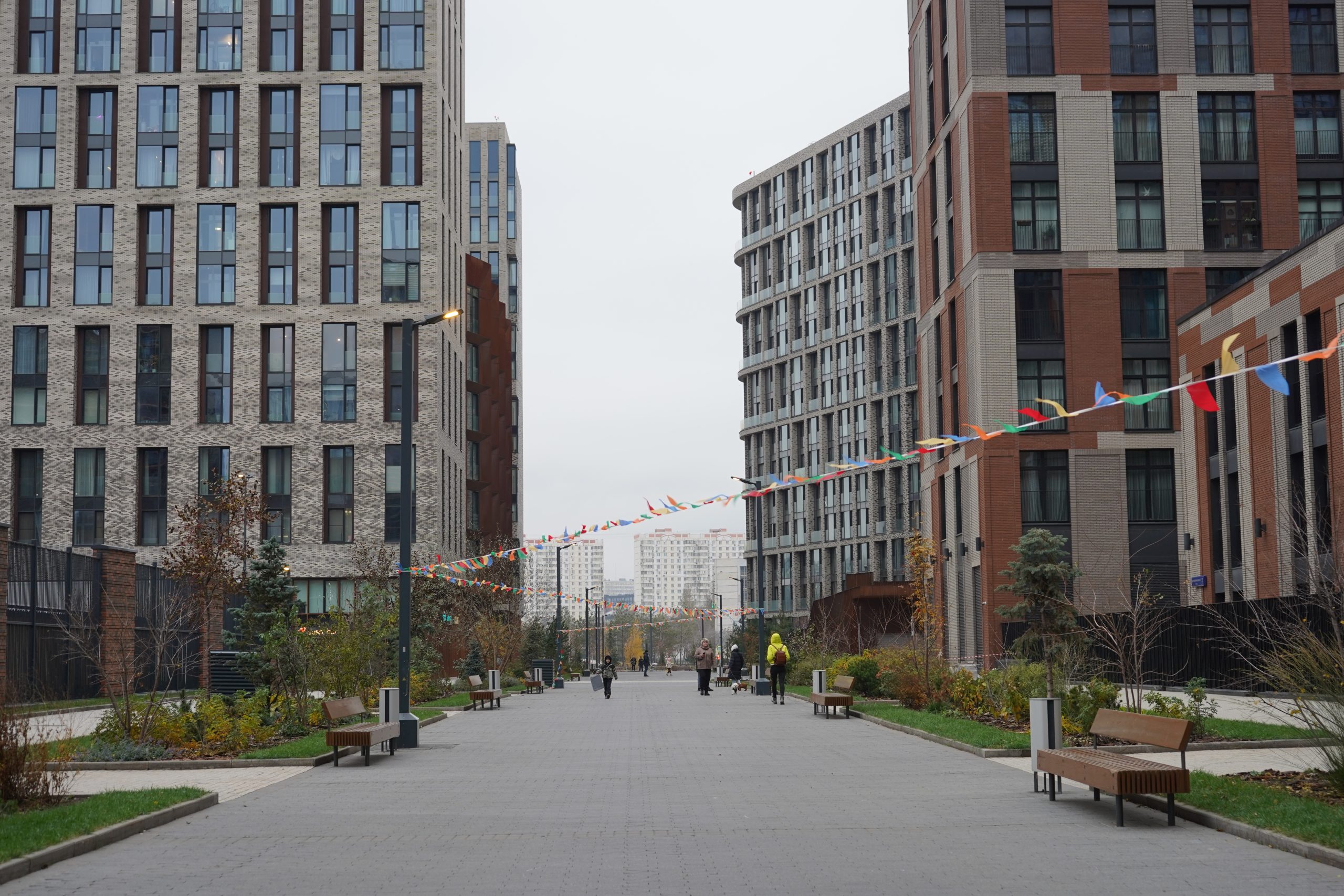 Новые деревья и кустарники появились в ЖК «ЗИЛАРТ». Фото: Анна Быкова, «Вечерняя Москва»