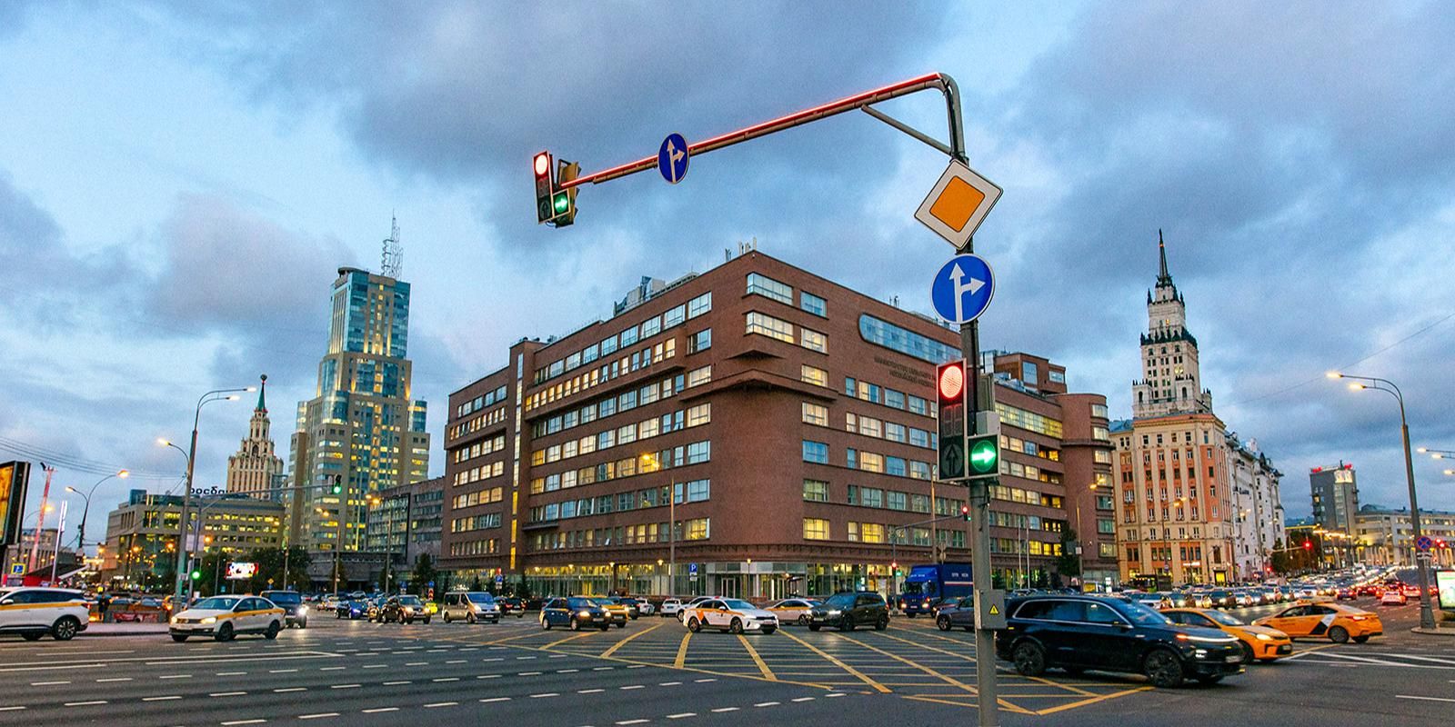 Опоры светофоров теперь подсвечиваются в Даниловском районе. Фото: пресс-служба Департамента транспорта и развития дорожно-транспортной инфраструктуры города Москвы