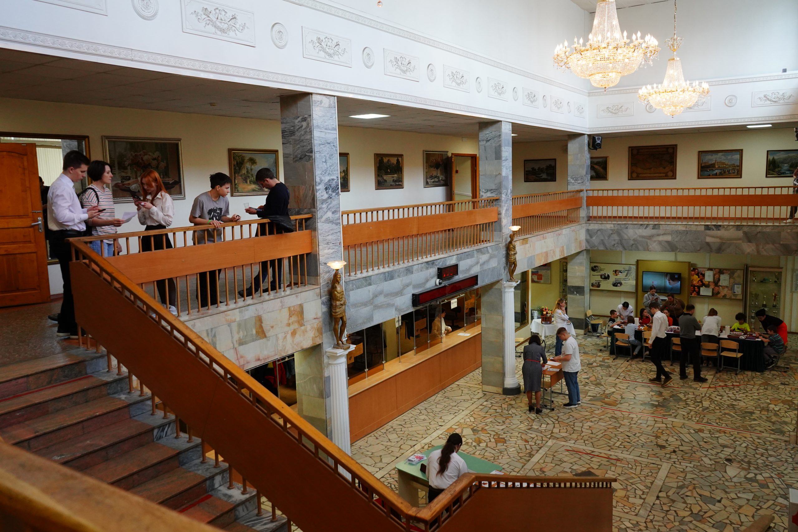 Представители МУИВ торжественно открыли мемориальную доску Николаю Малышеву. Фото: Анна Быкова, «Вечерняя Москва»