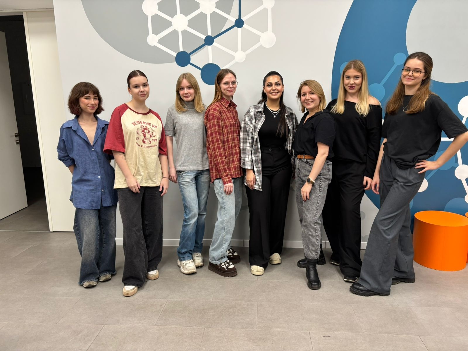 Студенты Технологического колледжа №34 выступили в качестве визажистов на Чемпионате «Профессионалы». Фото: страница Технологического колледжа №34 в социальных сетях