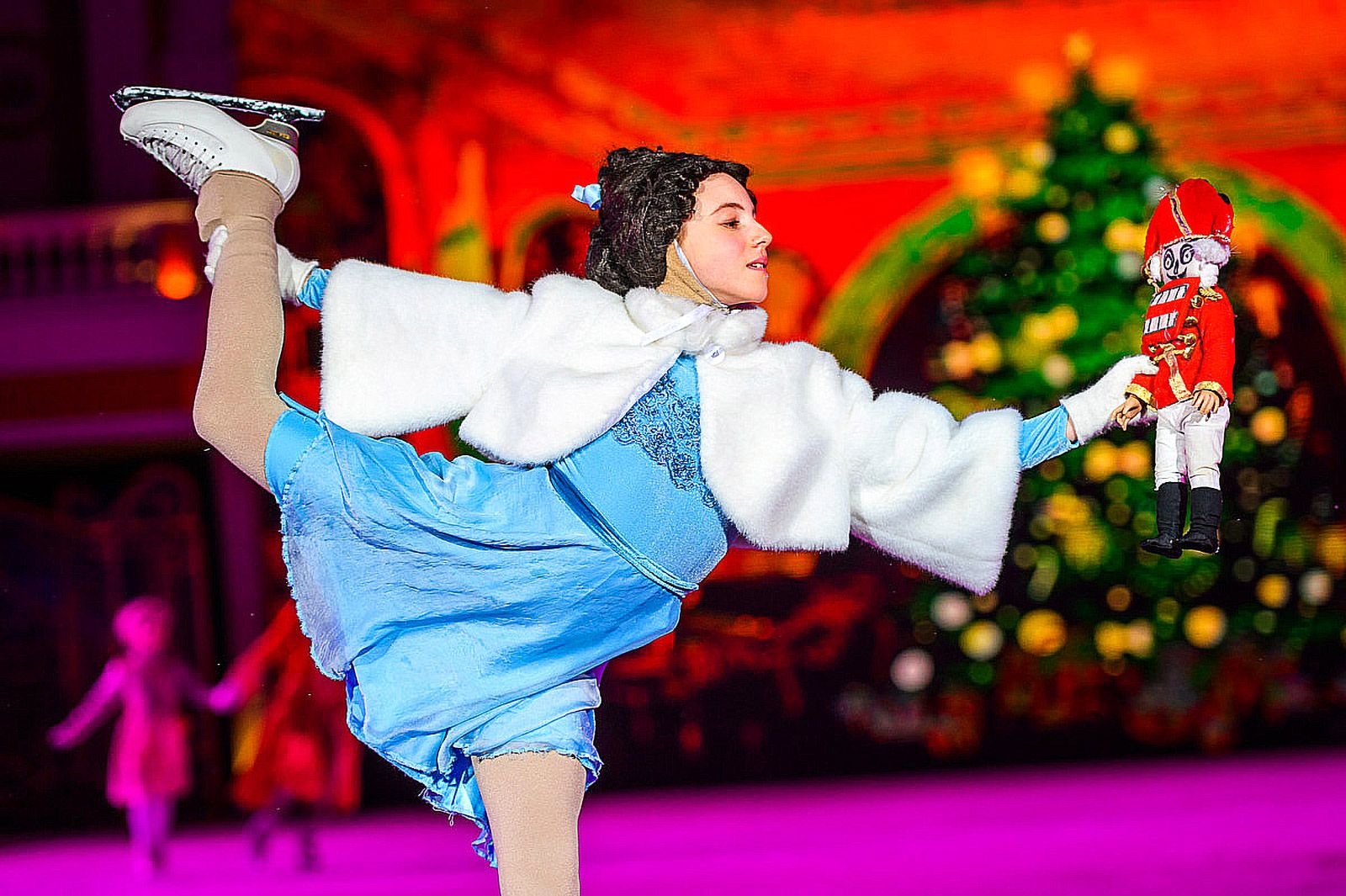 Олимпийские чемпионы приглашают на семейные ледовые шоу на открытых площадках Москвы. Фото: пресс-служба оргкомитета цикла городских уличных мероприятий «Московские сезоны»