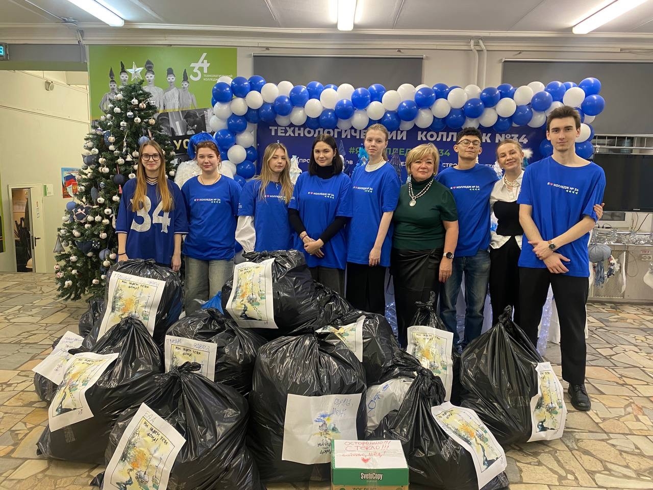Представители Технологического колледжа №34 собрали партию гуманитарной помощи для военнослужащих. Фото: страница Технологического колледжа №34 в социальных сетях