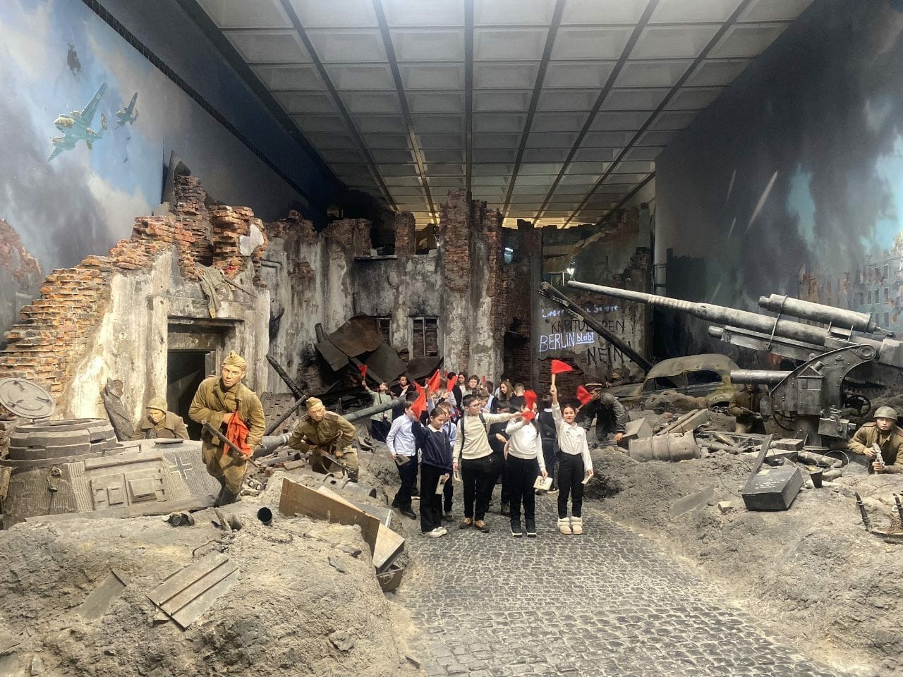 Пятиклассники школы №1257 посетили экспозицию «Подвиг народа». Фото: страница школы №1257 в социальных сетях